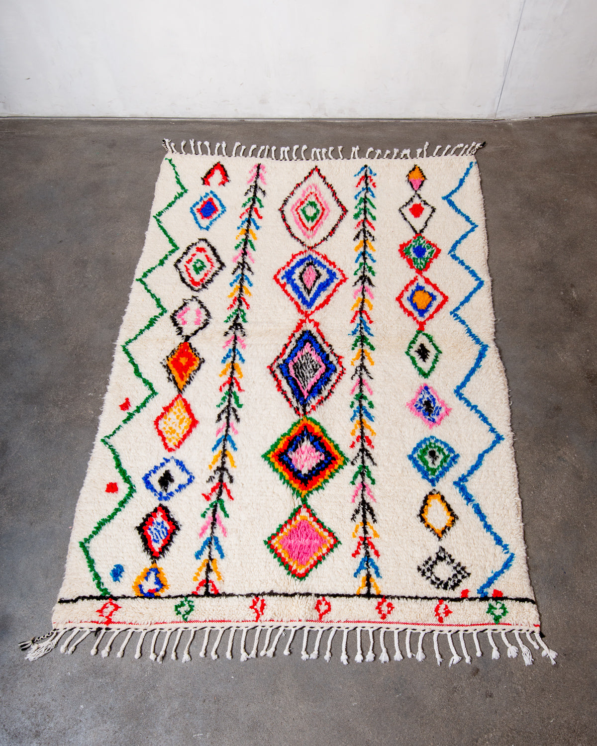 Modern designer handcrafted Berber rug from Morocco. Azilal rug with beautiful colours and patterns. Made of sheep’s wool and colourful cotton.